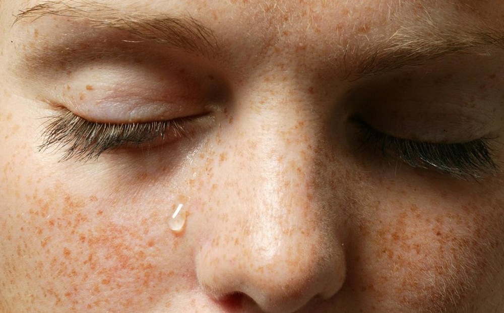 Thiết bị cảm ứng đeo bên người theo dõi sức khoẻ qua nước mắt
