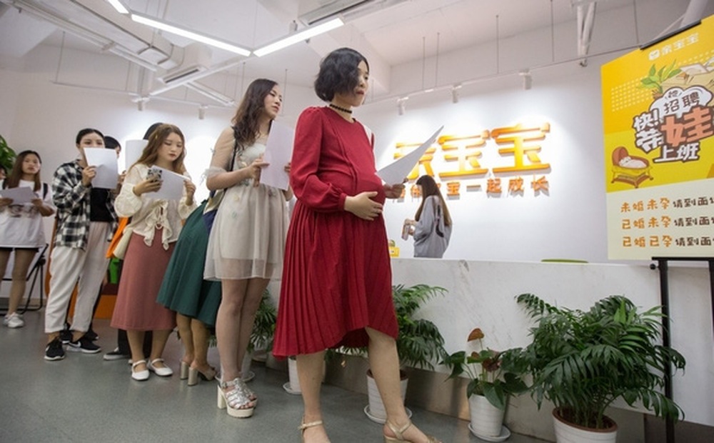 Công ty Trung Quốc yêu cầu nữ nhân viên phải tự thôi việc nếu có thai