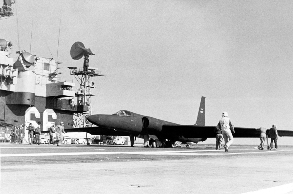 Mỹ từng triển khai máy bay do thám U-2 từ tàu sân bay - Ảnh 2.