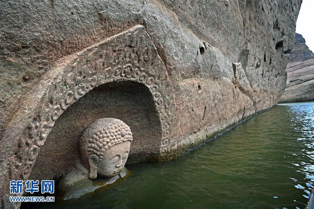 Hạn hán nghiêm trọng khiến hồ chứa cạn nước, lộ ra đầu tượng Phật khổng lồ: Bí mật vẫn còn nằm bên dưới - Ảnh 5.