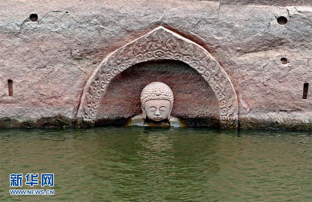 Hạn hán nghiêm trọng khiến hồ chứa cạn nước, lộ ra đầu tượng Phật khổng lồ: Bí mật vẫn còn nằm bên dưới - Ảnh 1.