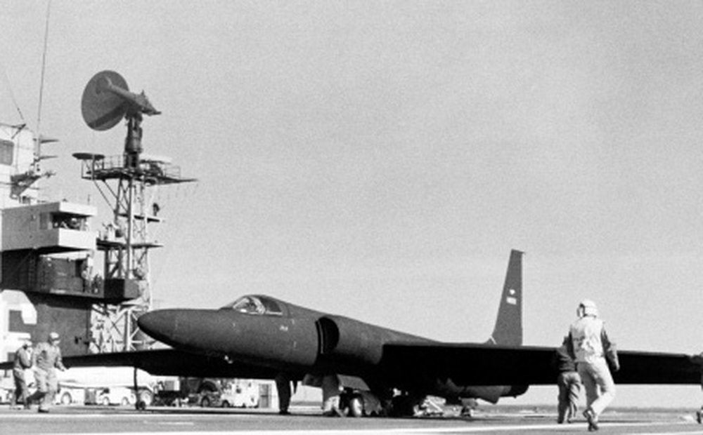 Mỹ từng triển khai máy bay do thám U-2 từ tàu sân bay