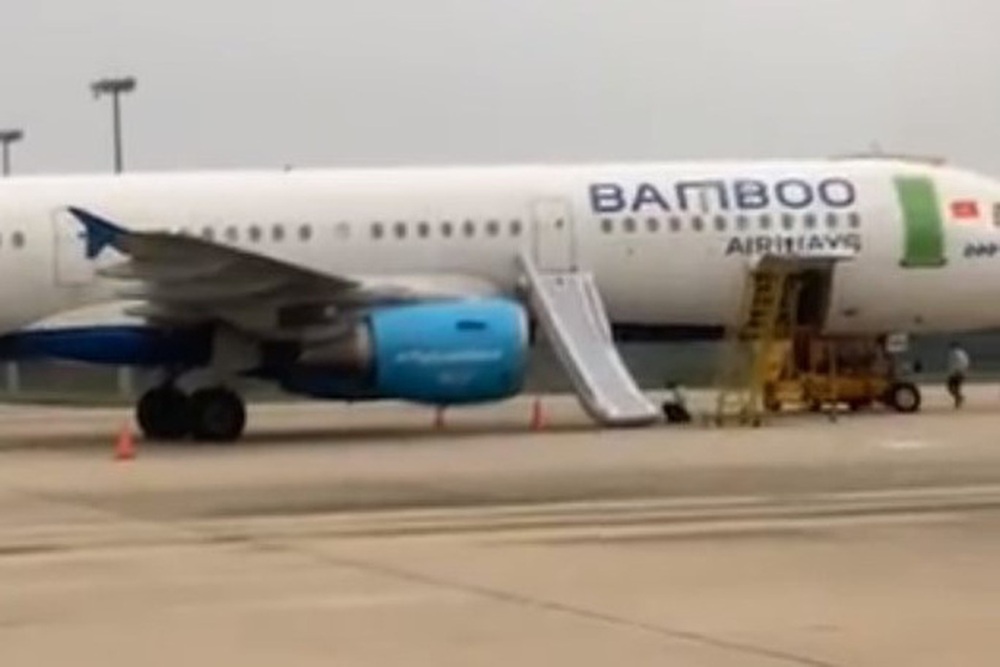 Khách mở cửa thoát hiểm máy bay Bamboo Airways làm bung phao cứu sinh - Ảnh 1.
