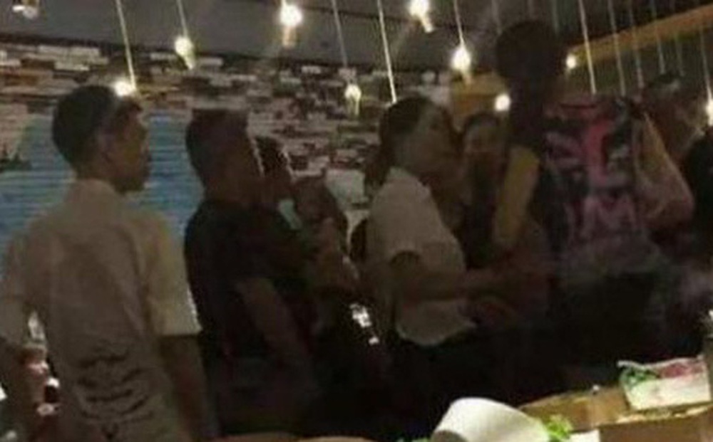 Đứa trẻ nghịch ngợm đâm sầm vào bà bầu sắp sinh, bố mẹ khinh khỉnh nói "có gì ghê gớm!", câu đáp trả đanh thép của người chồng khiến cả hai muối mặt