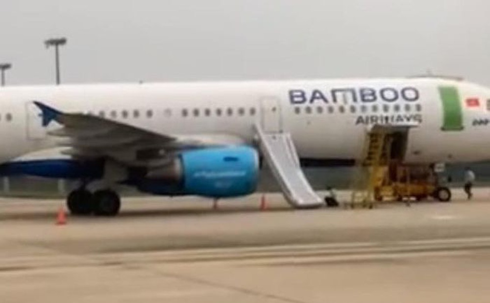 Khách mở cửa thoát hiểm máy bay Bamboo Airways vì nghĩ "cửa nhà vệ sinh" bị phạt 15 triệu đồng