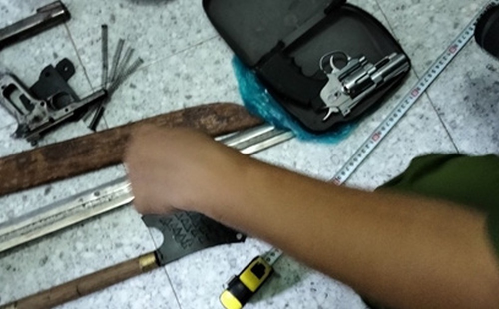 Thu 4 khẩu súng, 60 viên đạn khi bắt băng nhóm tội phạm ở Tiền Giang