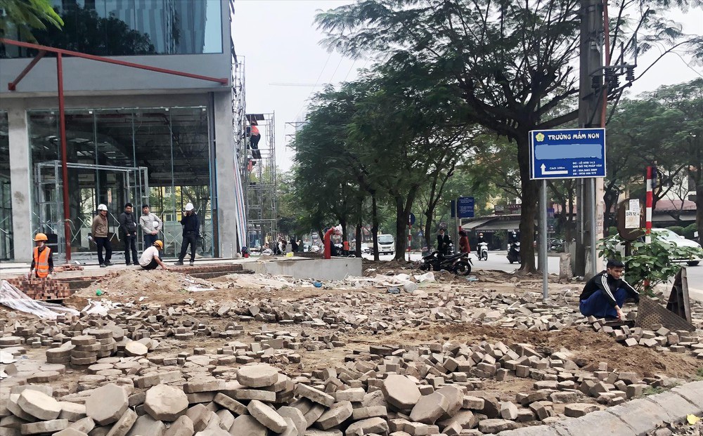 Hà Nội: Tự ý 'băm nát' cả nghìn mét vỉa hè
