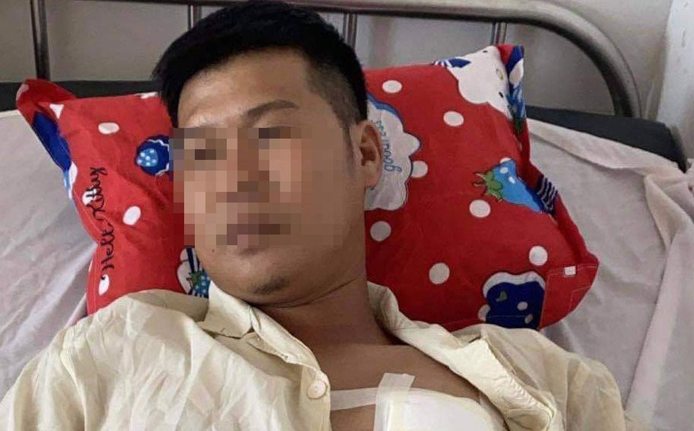 Đang làm việc với công an, nam thanh niên rút dao tự đâm vào ngực