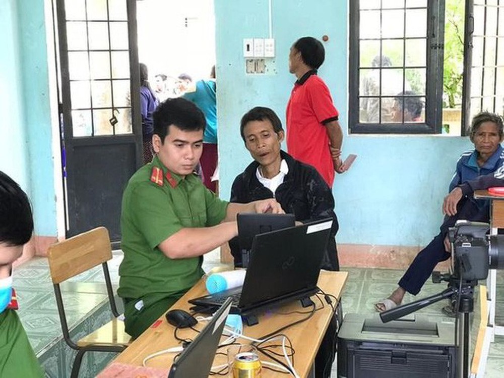 Người rừng Hồ Văn Lang đi làm căn cước công dân