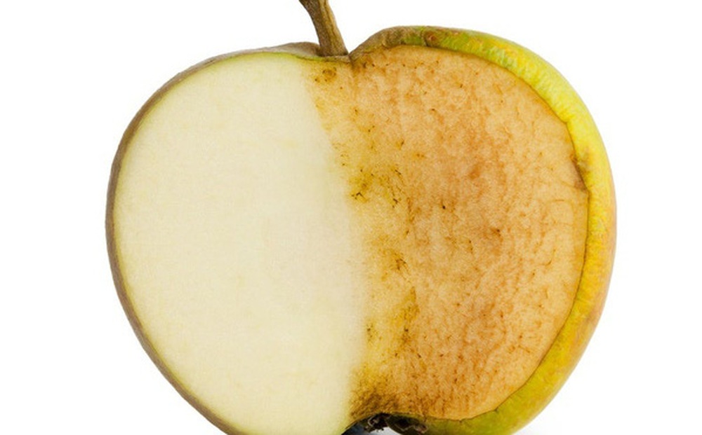 Vì sao quả táo vừa mới gọt mà lại bị xỉn màu ngay lập tức?