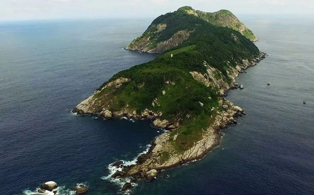 Hòn đảo xinh đẹp này chỉ cách bờ biển Brazil 40km nhưng không một ai được phép đặt chân tới, vì sao?