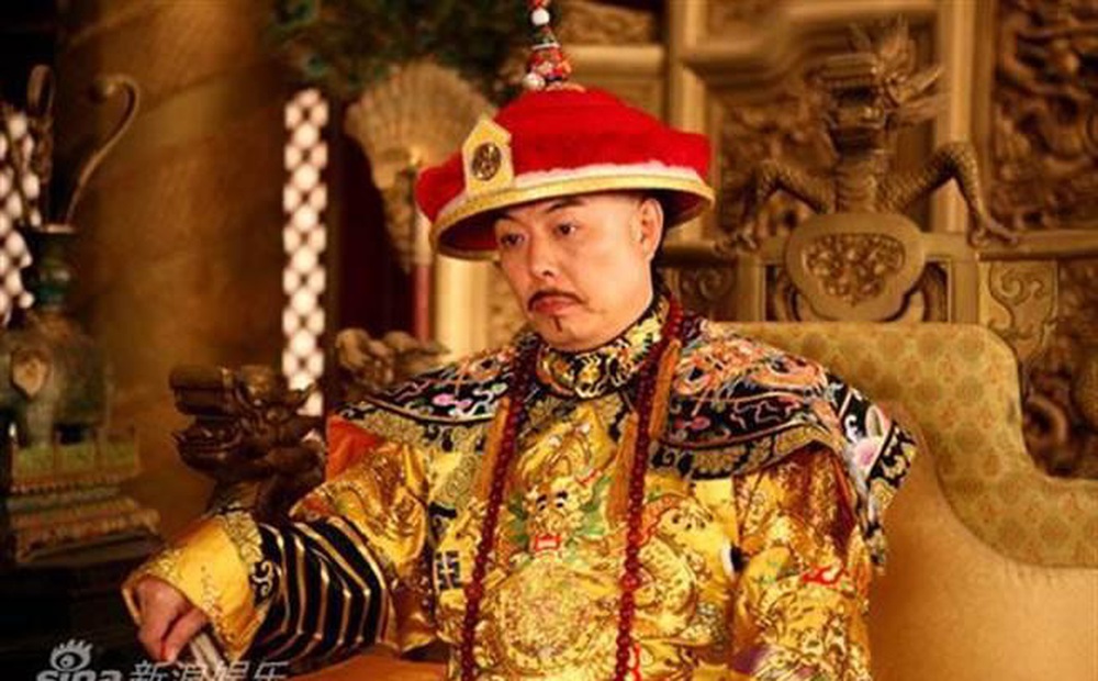 Long bào của hoàng đế luôn bị cấm giặt bằng nước, vậy áo bẩn phải xử lý thế nào?