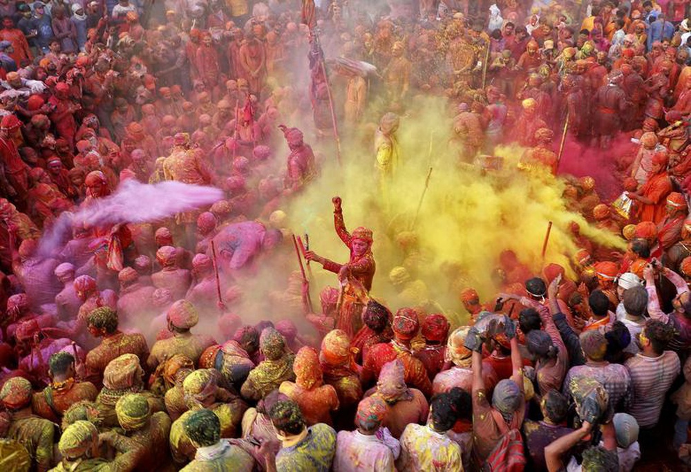 Ảnh: Hàng nghìn người tham gia lễ hội sắc màu Holi, bất chấp dịch Covid-19 đang tăng cao ở Ấn Độ - Ảnh 1.