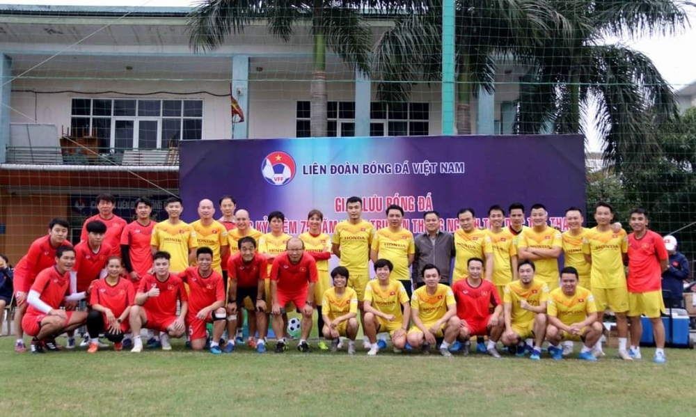 HLV Park Hang Seo trình diễn kỹ năng đá bóng chào mừng Ngày Thể thao Việt Nam