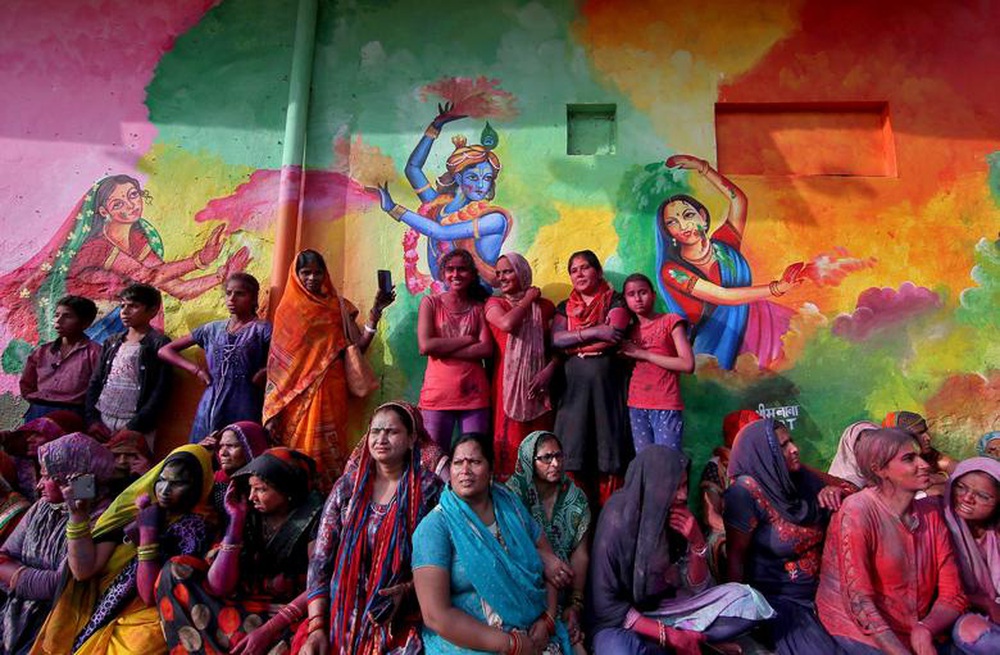 Ảnh: Hàng nghìn người tham gia lễ hội sắc màu Holi, bất chấp dịch Covid-19 đang tăng cao ở Ấn Độ - Ảnh 4.