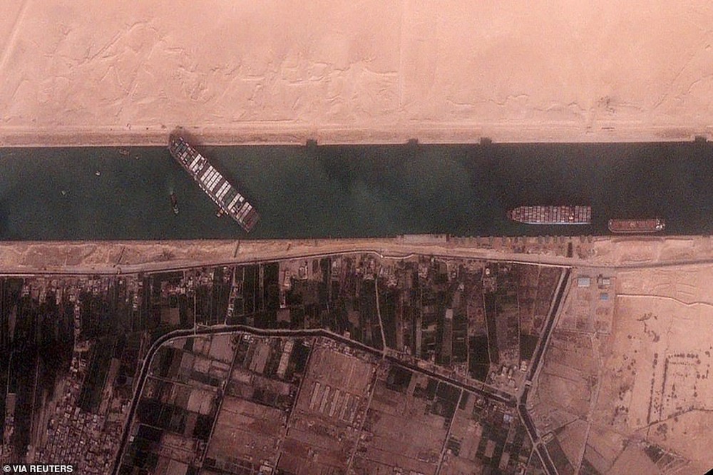 Ảnh vệ tinh hé lộ cảnh tắc nghẽn ở nơi siêu tàu 200.000 tấn mắc cạn tại kênh đào Suez - Ảnh 5.