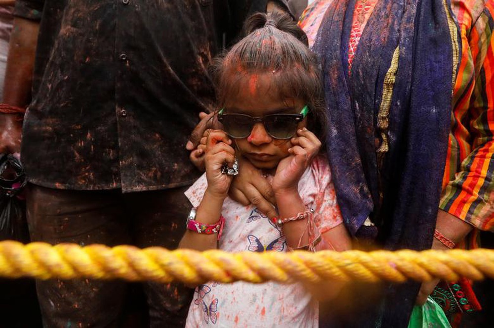 Ảnh: Hàng nghìn người tham gia lễ hội sắc màu Holi, bất chấp dịch Covid-19 đang tăng cao ở Ấn Độ - Ảnh 6.