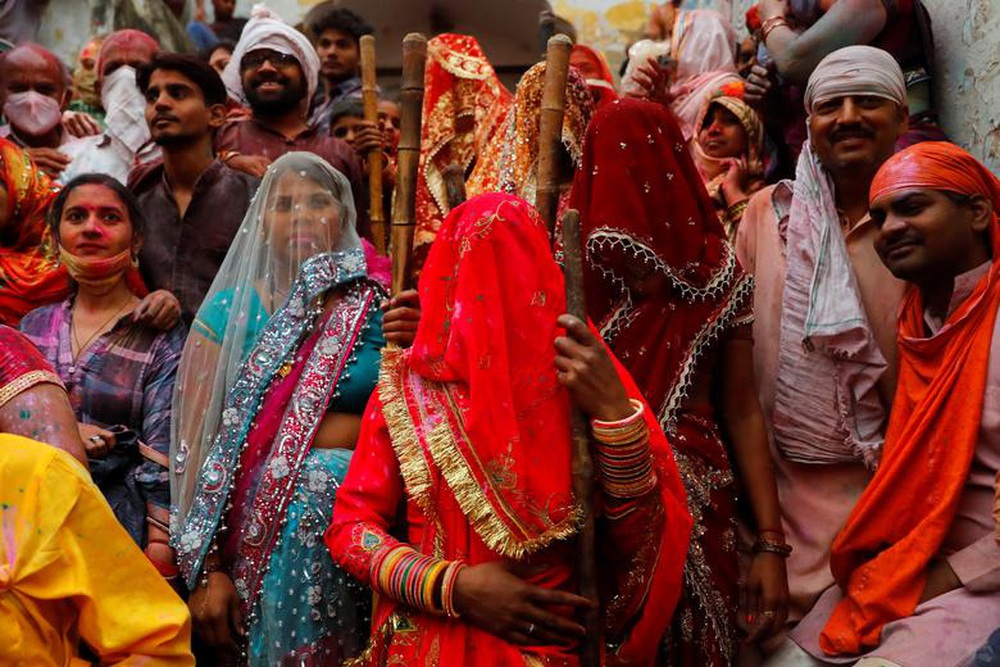 Ảnh: Hàng nghìn người tham gia lễ hội sắc màu Holi, bất chấp dịch Covid-19 đang tăng cao ở Ấn Độ - Ảnh 10.