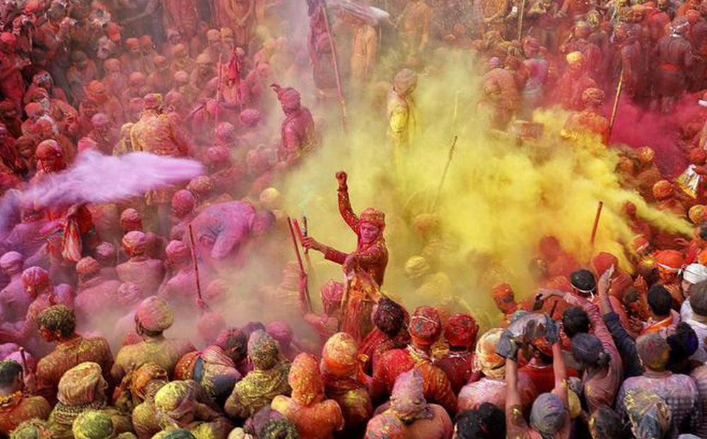 Ảnh: Hàng nghìn người tham gia lễ hội sắc màu Holi, bất chấp dịch Covid-19 đang tăng cao ở Ấn Độ