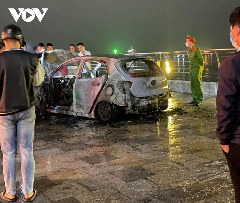 Xe ô tô 5 chỗ bất ngờ bốc cháy ở đường bao biển Quảng Ninh - Ảnh 2.