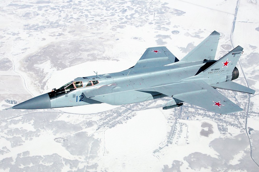 Video: Tiêm kích MiG-31 của Nga có chuyến bay lịch sử đầu tiên qua Cực Bắc - Ảnh 1.