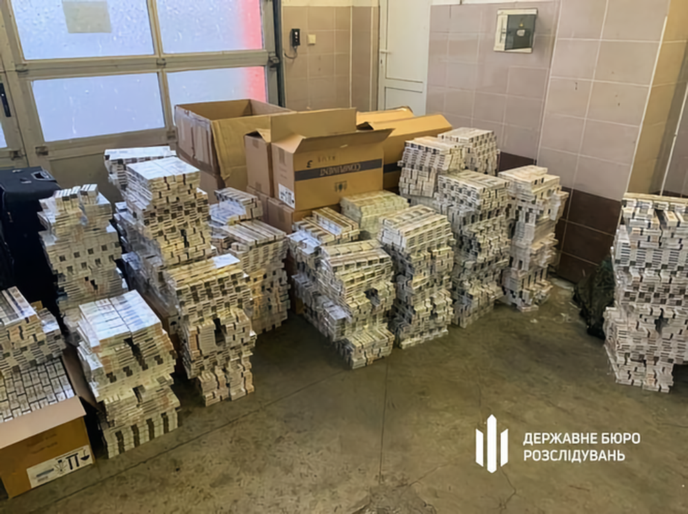 Nhân viên đoàn ngoại giao Ukraine buôn lậu vàng, 8.000 bao thuốc lá vào Ba Lan - Ảnh 1.