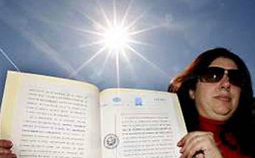 Người phụ nữ tuyên bố sở hữu mặt trời, bắt cả thế giới nộp thuế sử dụng ánh nắng