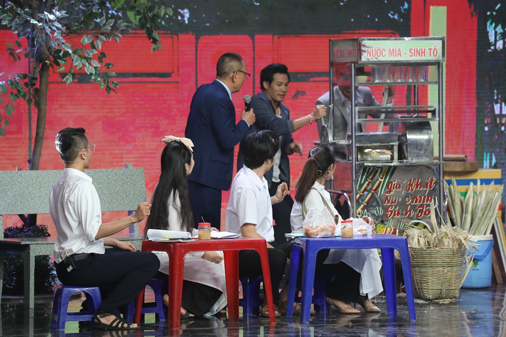 NSND Hồng Vân tiết lộ lý do nghệ sĩ miền Nam không ai dám uống nước mía - Ảnh 1.