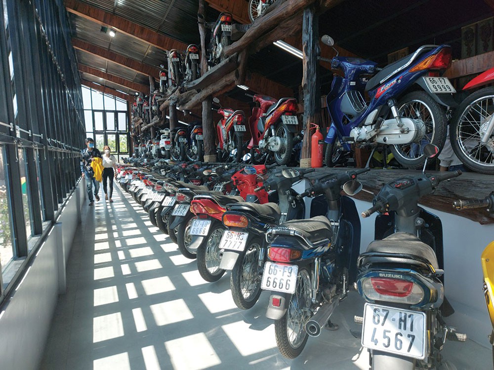 Ông chủ khu du lịch sưu tập hơn 500 chiếc xe máy cổ có 1 không 2, biển đẹp hàng đầu - Ảnh 1.