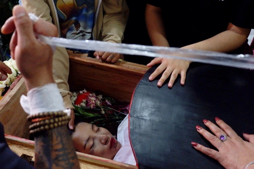 Ảnh: Đám tang nữ sinh Myanmar tử vong do bị bắn vào đầu trong biểu tình phản đối đảo chính - Ảnh 2.