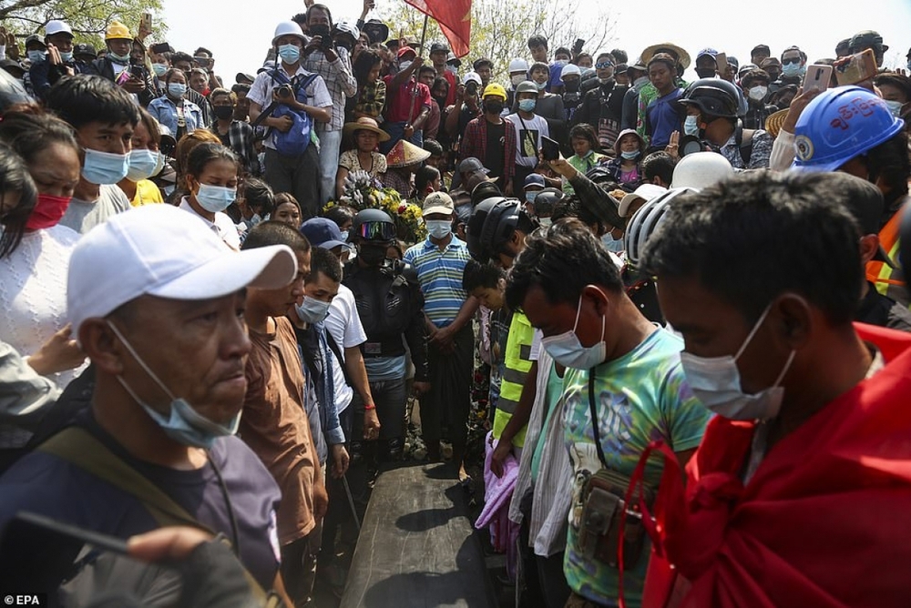 Ảnh: Đám tang nữ sinh Myanmar tử vong do bị bắn vào đầu trong biểu tình phản đối đảo chính - Ảnh 8.