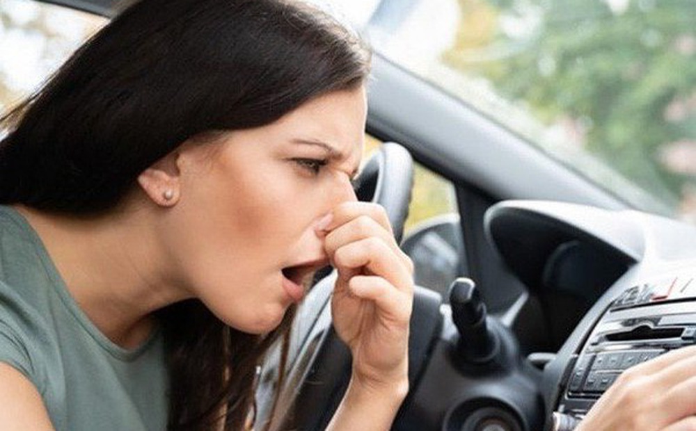 Nguyên nhân điều hòa ô tô có mùi lạ và cách khắc phục