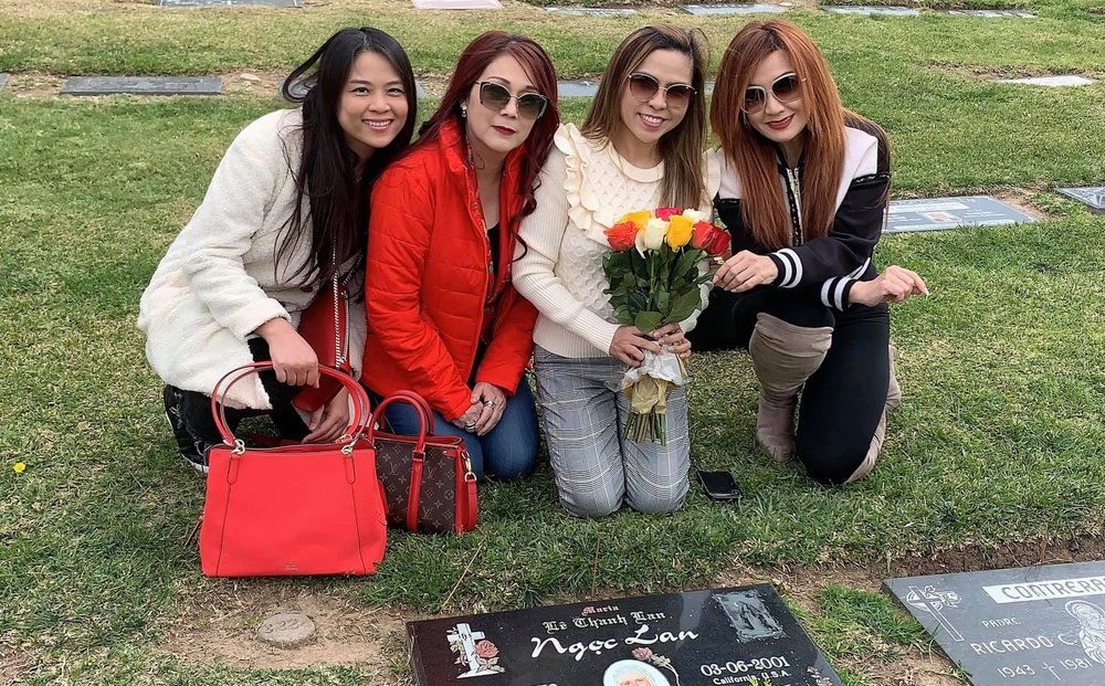 Vợ cũ Bằng Kiều viếng thăm mộ danh ca Ngọc Lan nhân 20 năm ngày mất