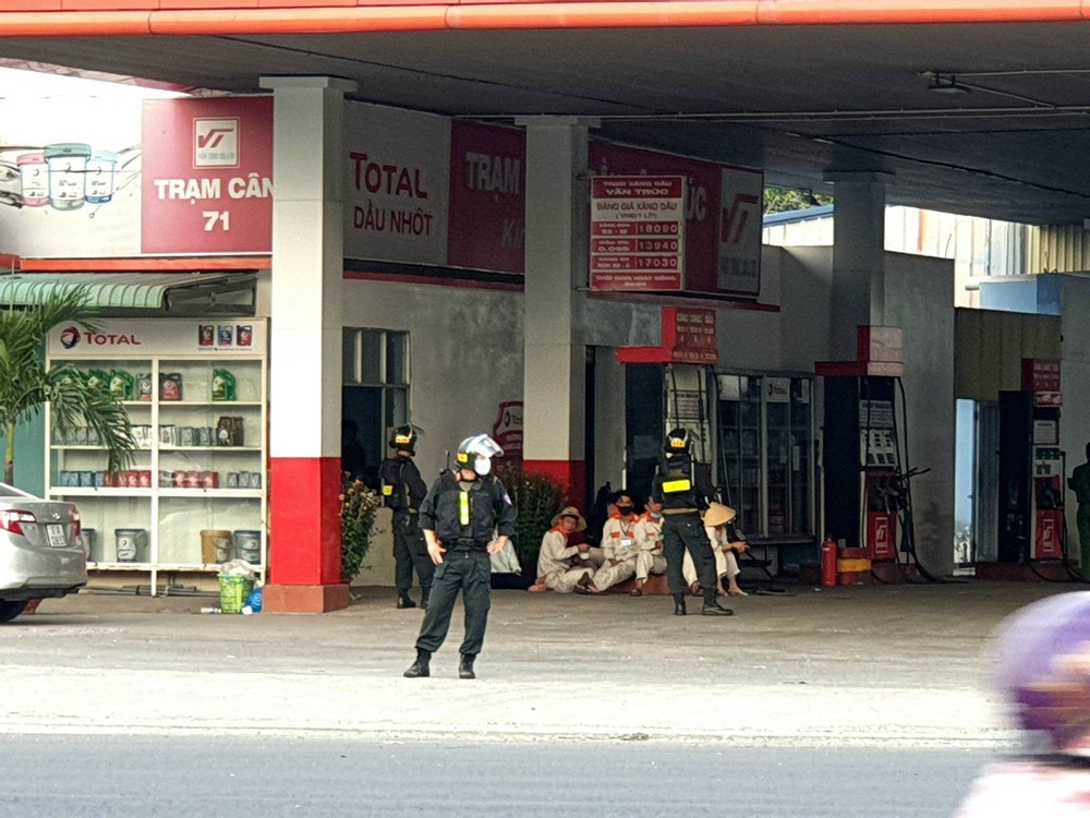 [Nóng] Hàng chục cảnh sát bao vây 3 cây xăng Vân Trúc ở Bình Dương - Ảnh 2.
