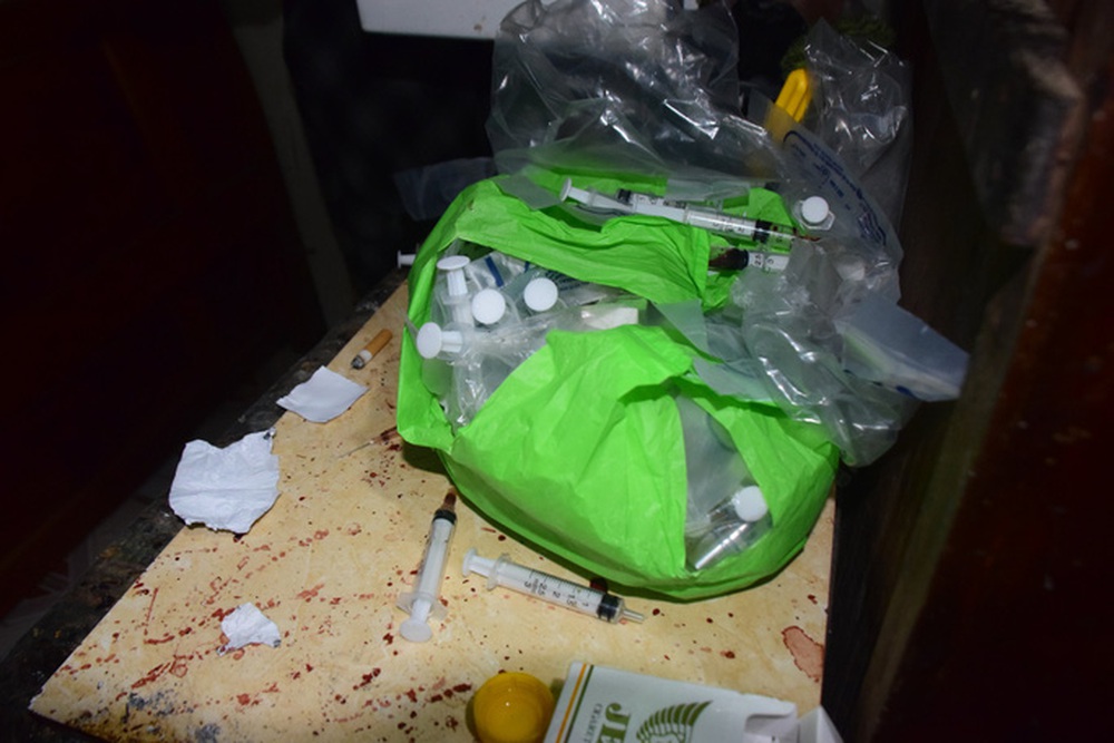 Kinh hãi hàng trăm bơm kim tiêm dính máu ở tụ điểm bán ma túy - Ảnh 2.