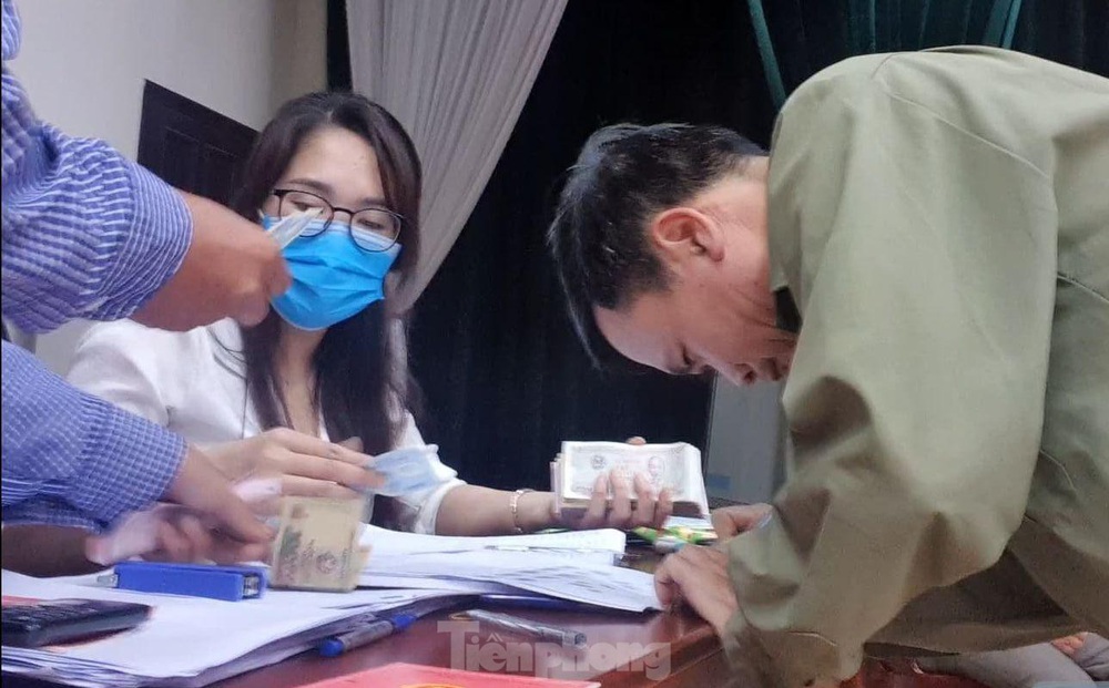 Tận thấy cảnh thu tiền 'chênh' làm căn cước công dân gắn chíp ở Hưng Yên