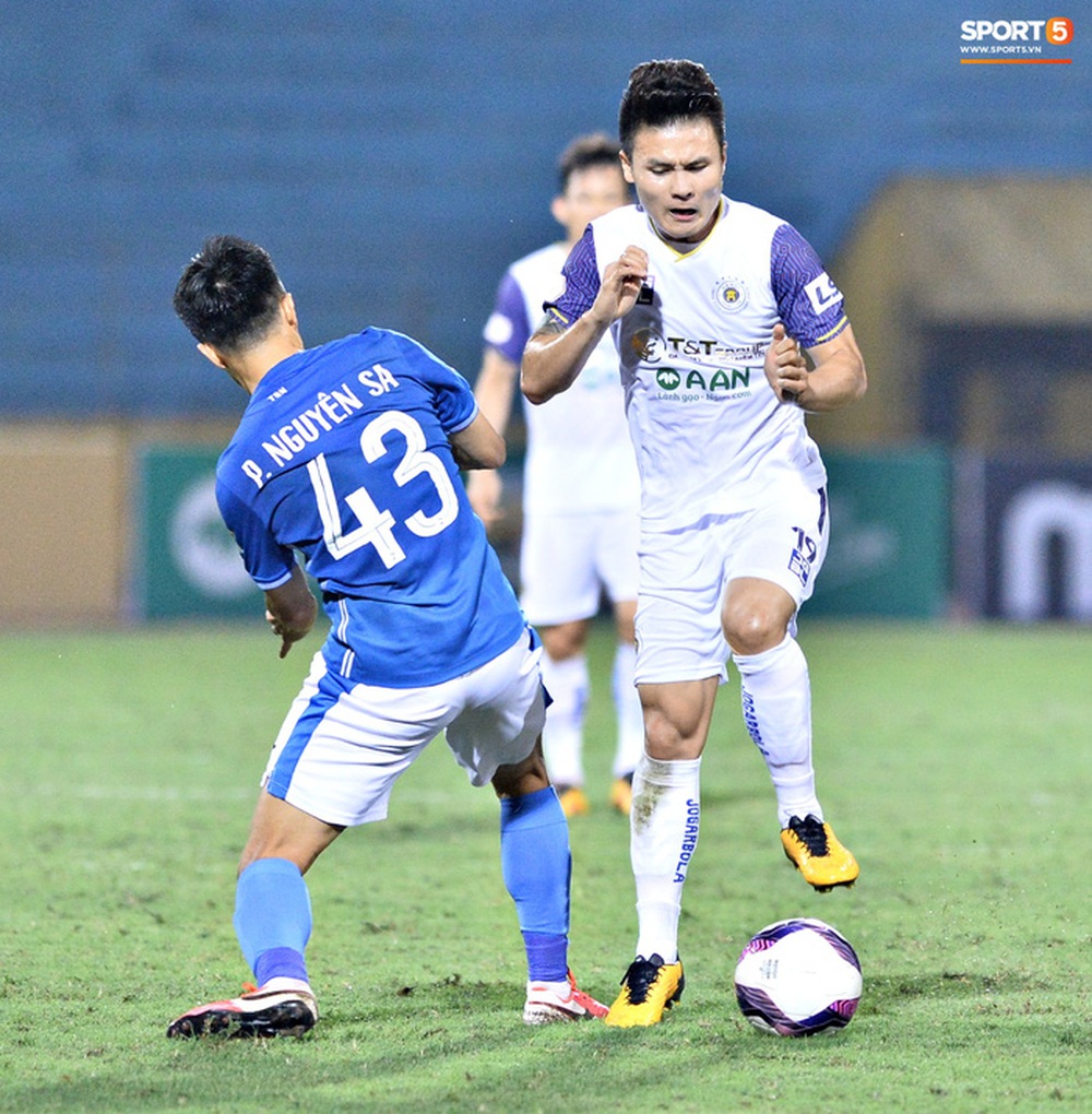 Quang Hải né đòn của đối thủ cực hay nhưng lại sấp mặt vì đồng đội - Ảnh 2.