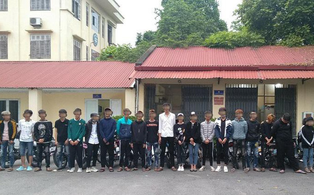 CSGT ngăn chặn 21 thanh thiếu niên đi xe máy lạng lách, bốc đầu