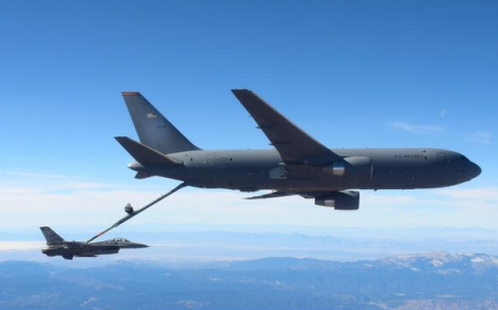 “Thùng xăng bay” KC-46 của Không quân Mỹ tiếp nhiên liệu trên không cho F-16