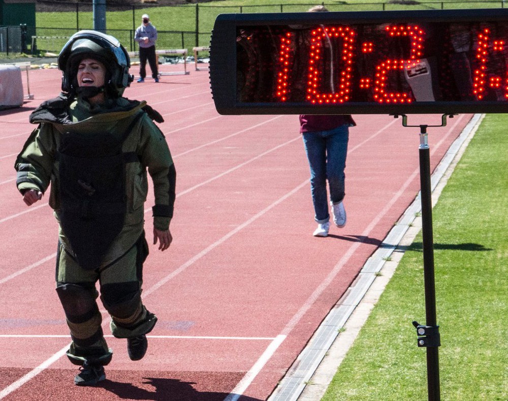 Nữ quân nhân Mỹ mặc bộ đồ chống bom 45kg chạy lập kỷ lục thế giới - Ảnh 2.