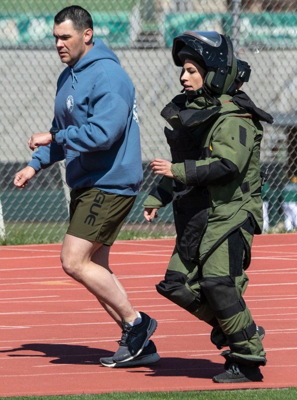 Nữ quân nhân Mỹ mặc bộ đồ chống bom 45kg chạy lập kỷ lục thế giới - Ảnh 5.