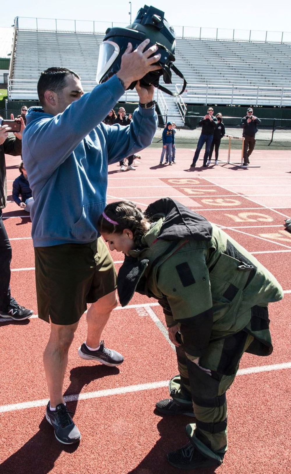Nữ quân nhân Mỹ mặc bộ đồ chống bom 45kg chạy lập kỷ lục thế giới - Ảnh 7.