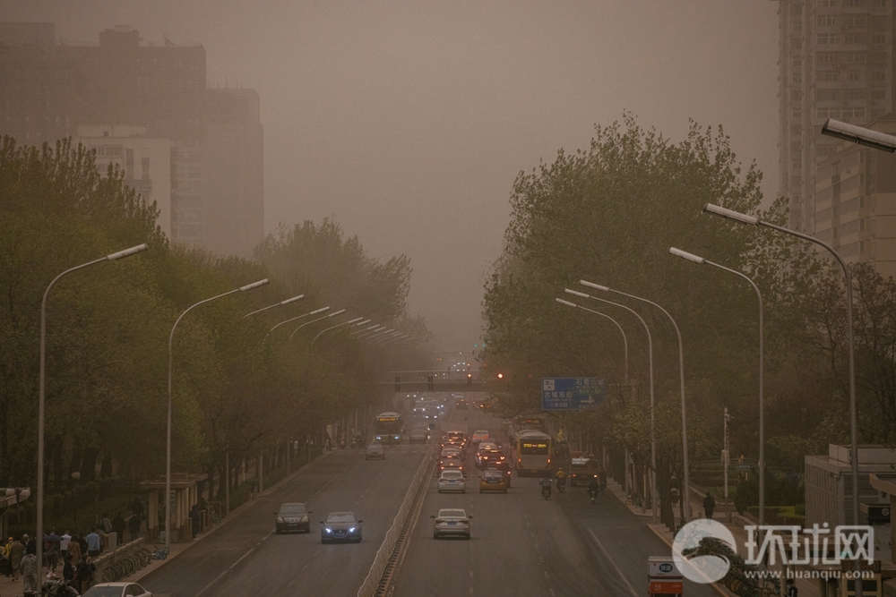 Bão cát tấn công, Bắc Kinh (Trung Quốc) chìm trong bụi bẩn ô nhiễm - Ảnh 1.