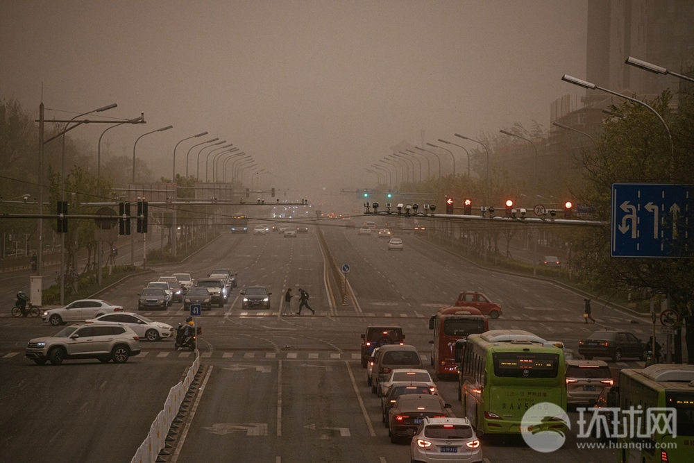 Bão cát tấn công, Bắc Kinh (Trung Quốc) chìm trong bụi bẩn ô nhiễm - Ảnh 2.