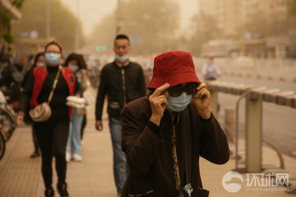 Bão cát tấn công, Bắc Kinh (Trung Quốc) chìm trong bụi bẩn ô nhiễm - Ảnh 3.