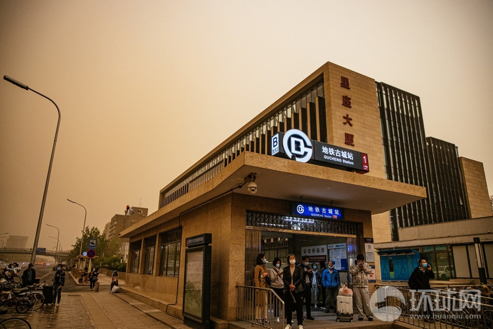 Bão cát tấn công, Bắc Kinh (Trung Quốc) chìm trong bụi bẩn ô nhiễm - Ảnh 11.