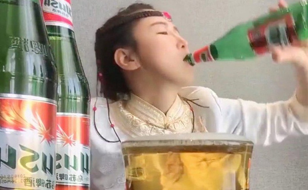 Trào lưu đáng sợ của giới streamer Trung Quốc: Tu rượu theo chai, uống đến ói mửa trên sóng - kiếm tiền bất chấp vậy liệu có đáng?