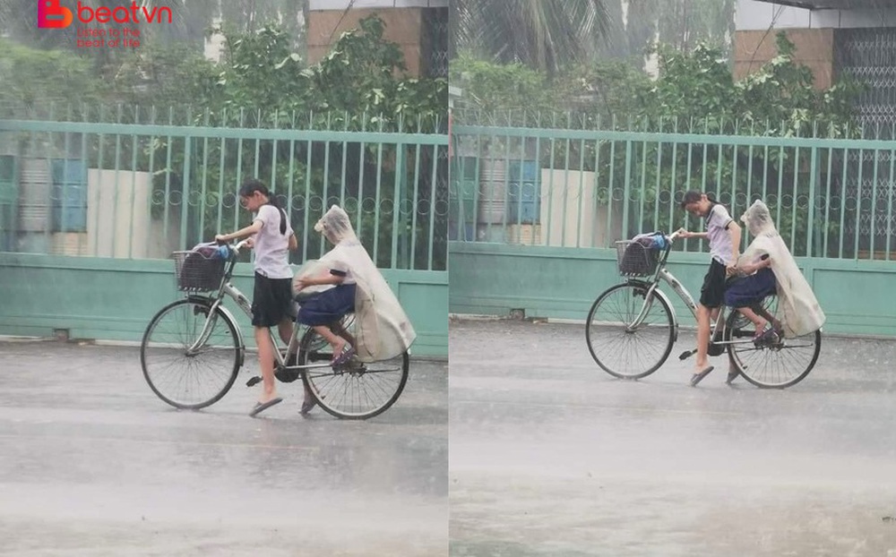 Hình ảnh chị gái vật lộn đèo em giữa trời mưa khiến người đi đường xúc động