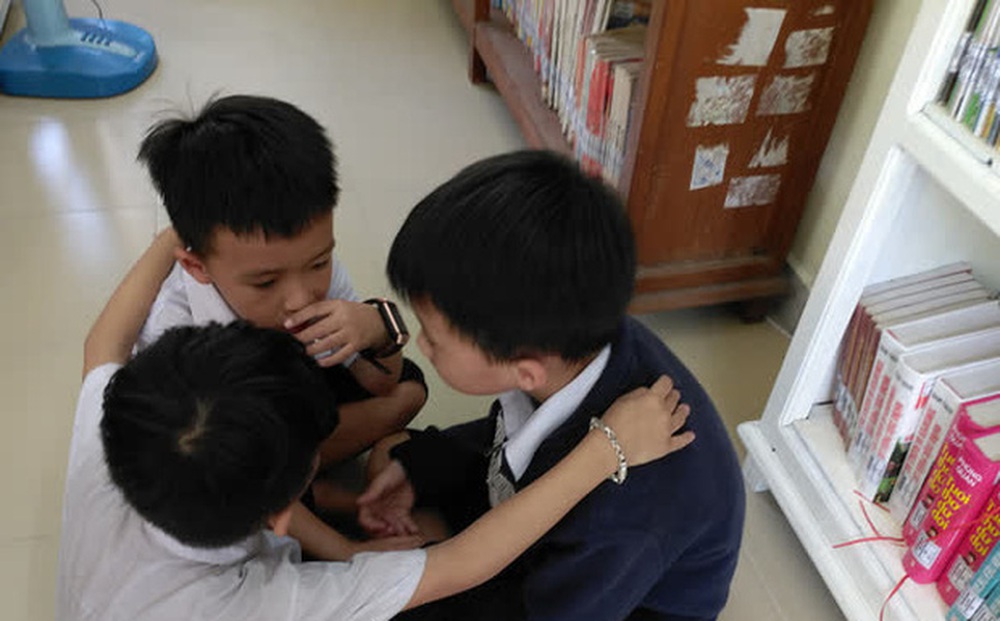 Cô bé tức giận vì bị bạn nói ngu và cách ứng xử bất ngờ của cô giáo khiến trò "tâm phục khẩu phục"
