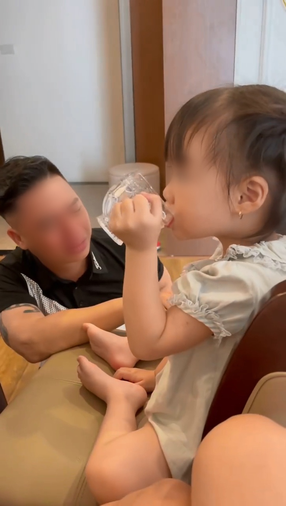 Biết con gái sắp đi học, ông bố khóc cạn nước mắt nhưng thái độ của bé khiến ai nấy bật cười! - Ảnh 3. Biết con gái sắp đi học, ông bố khóc cạn nước mắt nhưng thái độ của bé khiến ai nấy bật cười! - Ảnh 3.